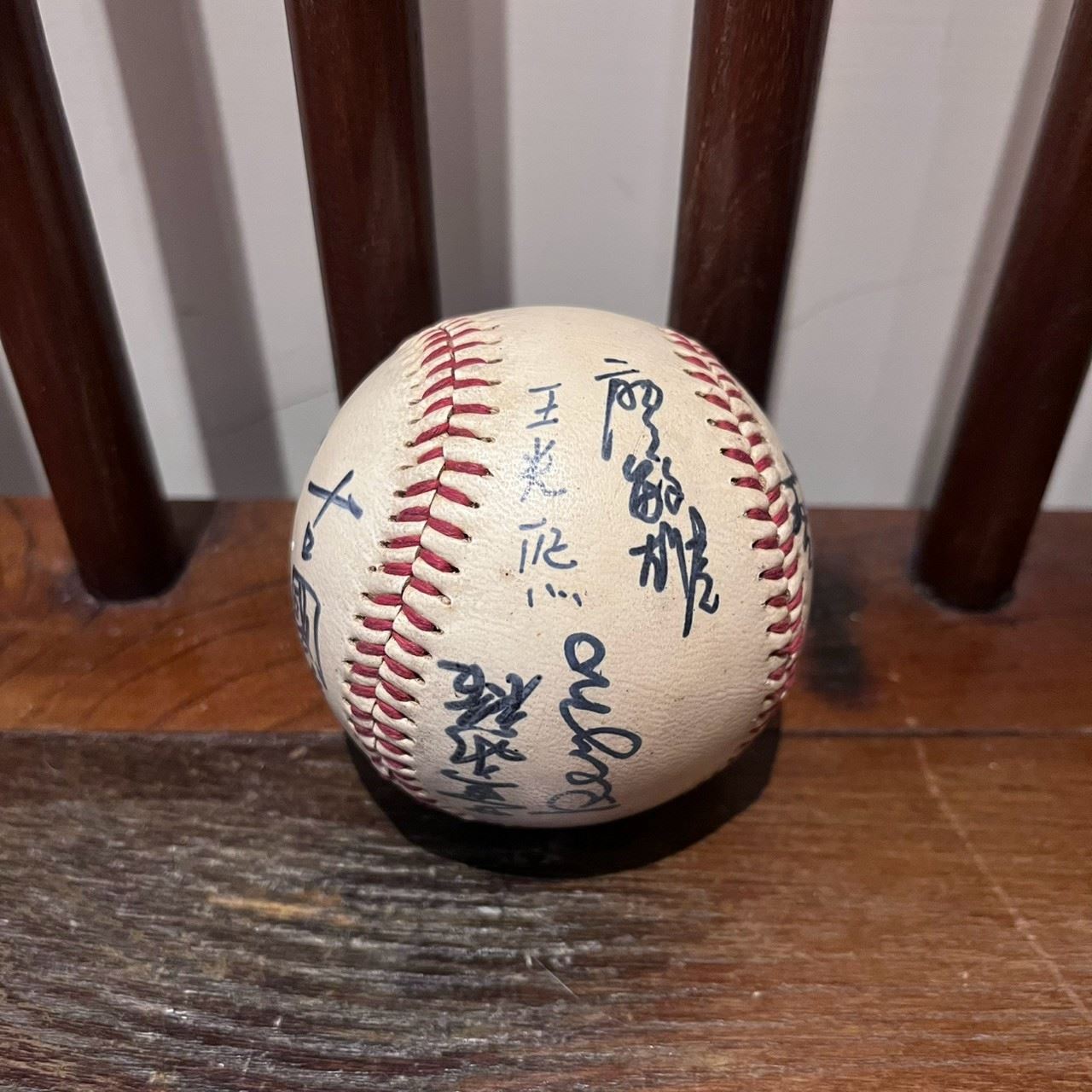 China Times Eagles signed baseball 時報鷹簽名球